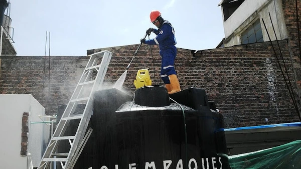 LAVADO Y DESINFECCIÓN DE TANQUES DE ALMACENAMIENTO DE AGUA POTABLE