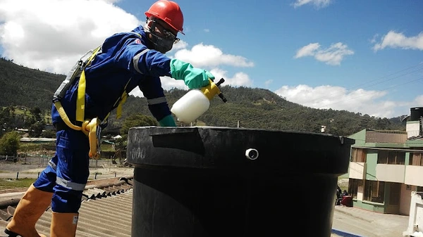 LAVADO Y DESINFECCIÓN DE TANQUES DE ALMACENAMIENTO DE AGUA POTABLE