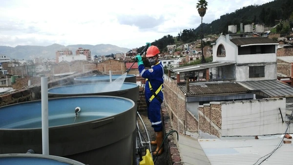 LAVADO Y DESINFECCIÓN DE TANQUES DE ALMACENAMIENTO DE AGUA POTABLE
